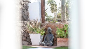 A statue of a seated figure, a pool, and potted plants. - Villa "Abraham" with Mountain View, Wi-Fi, Pool & Terrace (Tefía)