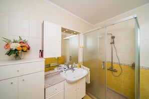 Appartement (One Bedroom Apartment with Terrace) | Badkamer | Een bad, een haardroger, handdoeken