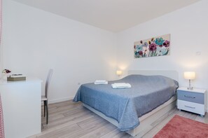 Huoneisto (One Bedroom Apartment with Terrace) | 1 makuuhuone, silitysrauta/-lauta, ilmainen Wi-Fi, vuodevaatteet