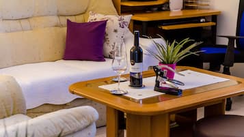 Apartamento (One Bedroom Apartment with Terrace) | Sala de estar | Una televisión de pantalla plana
