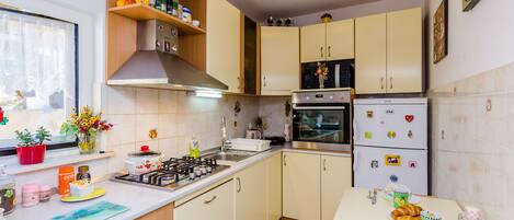 Apartment (One Bedroom Apartment with Terrace) | Private kitchen