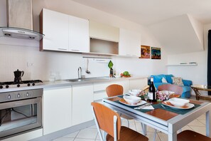 Réfrigérateur, micro-ondes, plaque de cuisson, bouilloire électrique