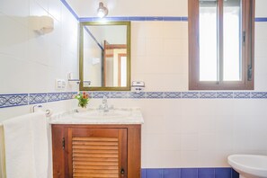 Douche, sèche-cheveux, serviettes fournies
