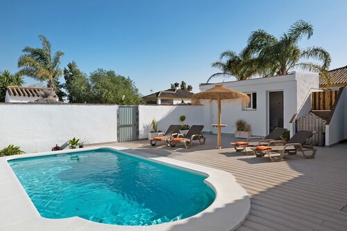Beautiful Villanueva 1 House with Private Pool, Garden, Terrace and Wi-Fi
