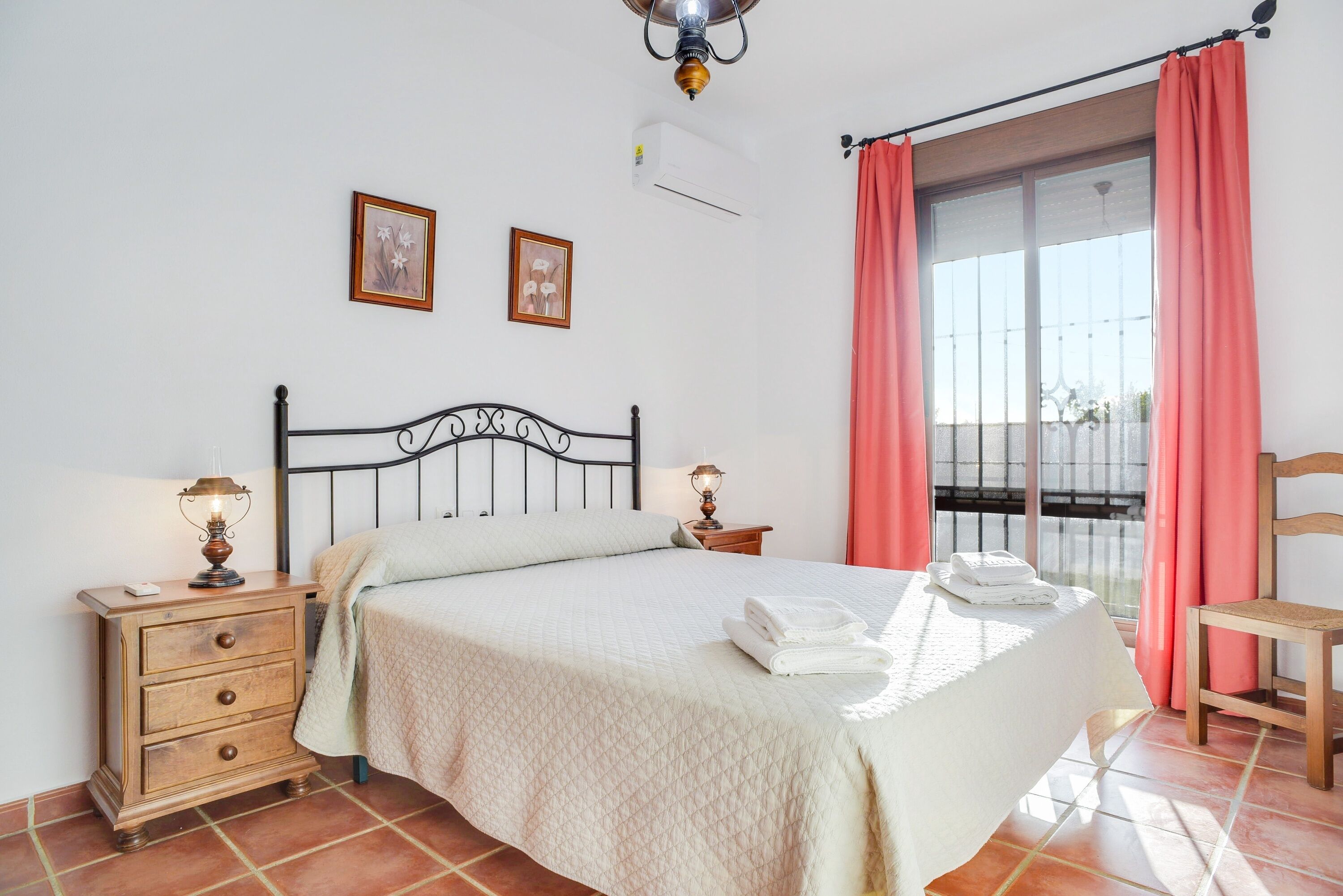 2 dormitorios, tabla de planchar con plancha, wifi gratis y ropa de cama