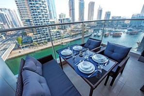 Outdoor dining - Pelicanstay - Full Marina and Pool View (Dubai)