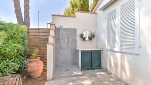 A stone shower area, a potted cactus, and a wall-mounted planter with plants. - Modern apartment with garden, air conditioning and Wi-Fi (LACONA - CAPOLIVERI (LIVORNO))