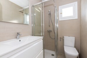 Shower, hair dryer, towels - Air-Conditioned Holiday Home on the Beach with Pool, Terraces & Wi-Fi (Ciutadella de Menorca)