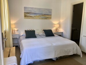 3 slaapkamers, een strijkplank/strijkijzer, gratis wifi, beddengoed