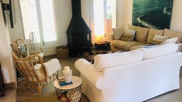 Een televisie en een open haard