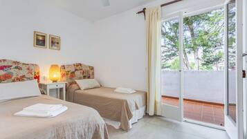 3 slaapkamers, een strijkplank/strijkijzer, gratis wifi, beddengoed