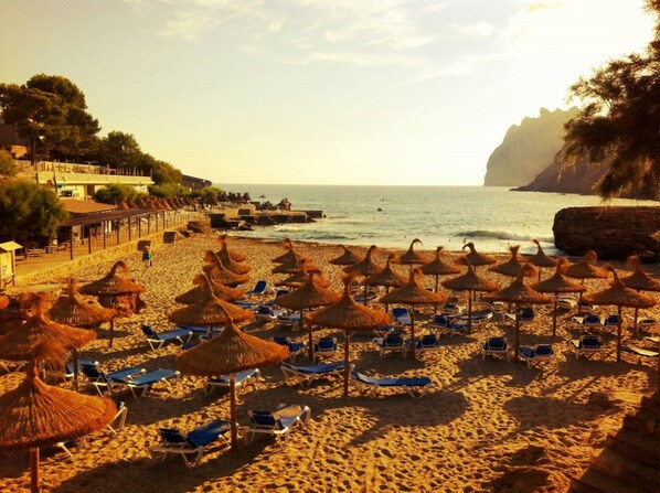 Beach nearby - "Can Botana 8" with Mountain View, Air Conditioning, Pool & Garden (Cala Sant Vicente)