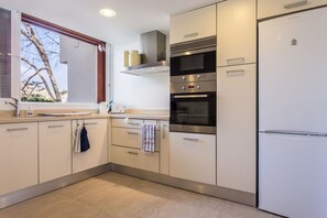 Een koelkast, een microgolfoven, een oven, een kookplaat