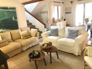 Een televisie en een open haard