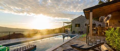 别墅 (Four-Bedroom Villa with Terrace) | 泳池 | 季节性开放的室外游泳池,池畔遮阳伞,日光浴躺椅