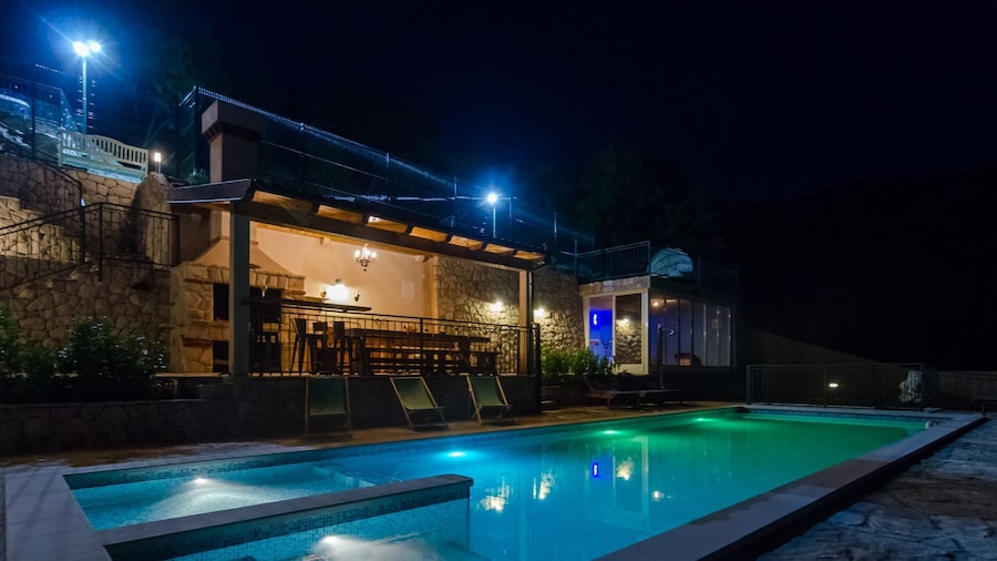 Villa Falcon Rook