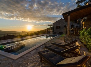 Villa (Four-Bedroom Villa with Terrace) | Piscina | Piscina stagionale all'aperto, ombrelloni da piscina, lettini