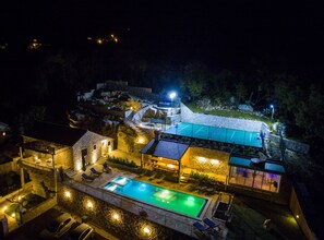Villa (Four-Bedroom Villa with Terrace) | Piscina | Piscina stagionale all'aperto, ombrelloni da piscina, lettini