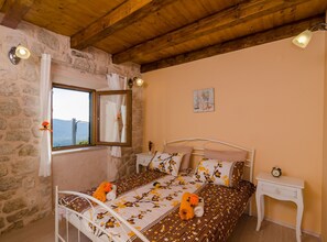 4 عدّة غرف نوم وأسرّة أطفال/رضّع