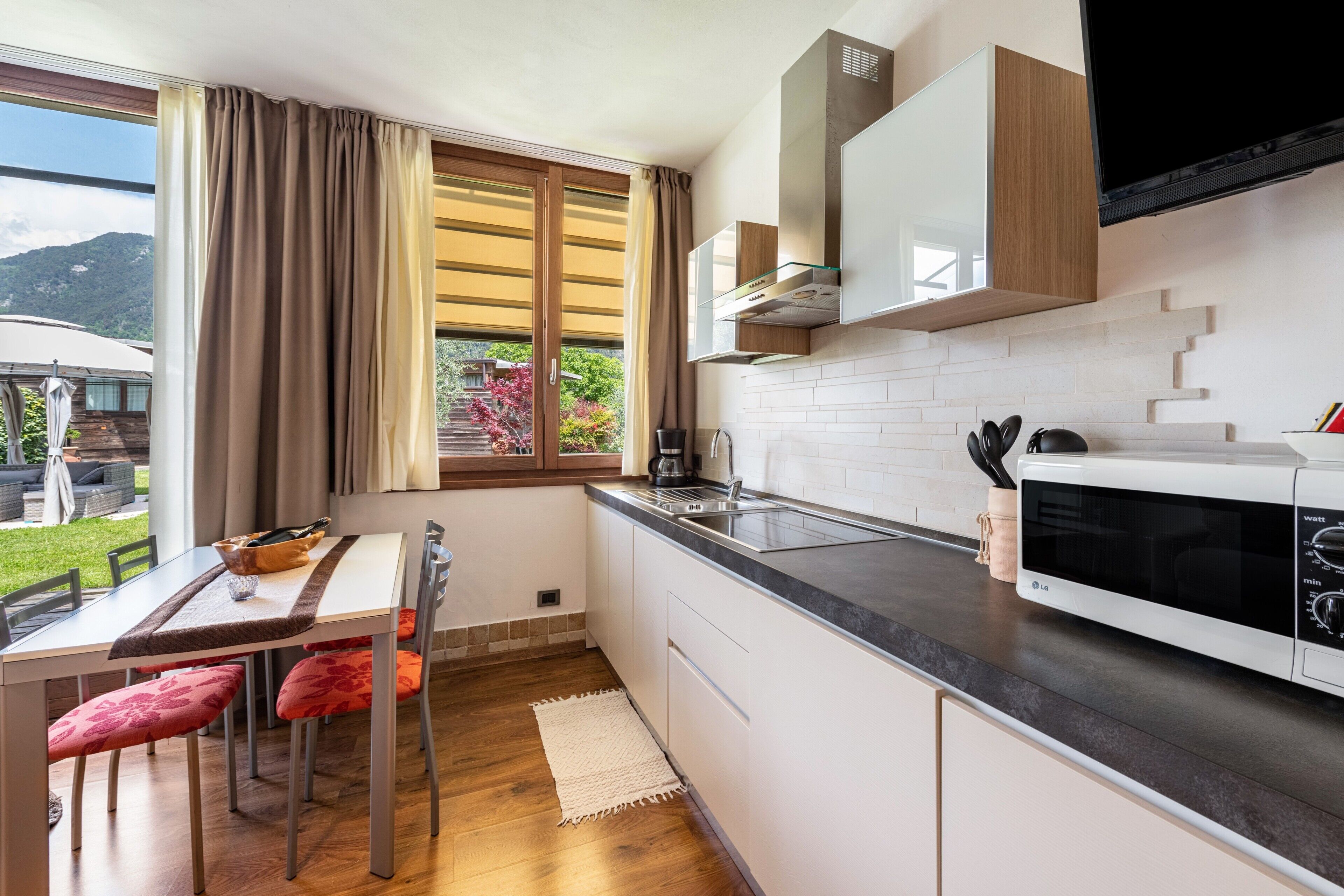 Frigorifero, microonde, piano cottura, macchina per tè/caffè