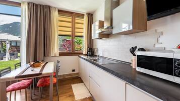 Frigorifero, microonde, piano cottura, macchina per tè/caffè