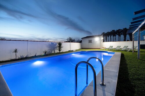 Maison de vacances "Chalet Isla del Sotillo" à proximité de la plage avec piscine et grand jardin