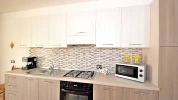 Refrigerador, microondas, horno, placa de cocina