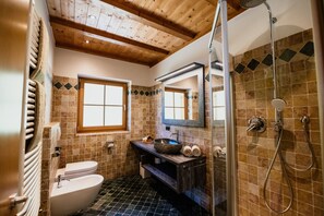 Bathtub, free toiletries, hair dryer, bathrobes