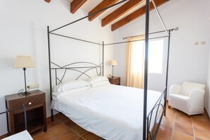 3 bedrooms, iron/ironing board, free WiFi, bed sheets - Holiday Home "Villa Finesse" with Private Pool and Garden (Torre Soli Nou)