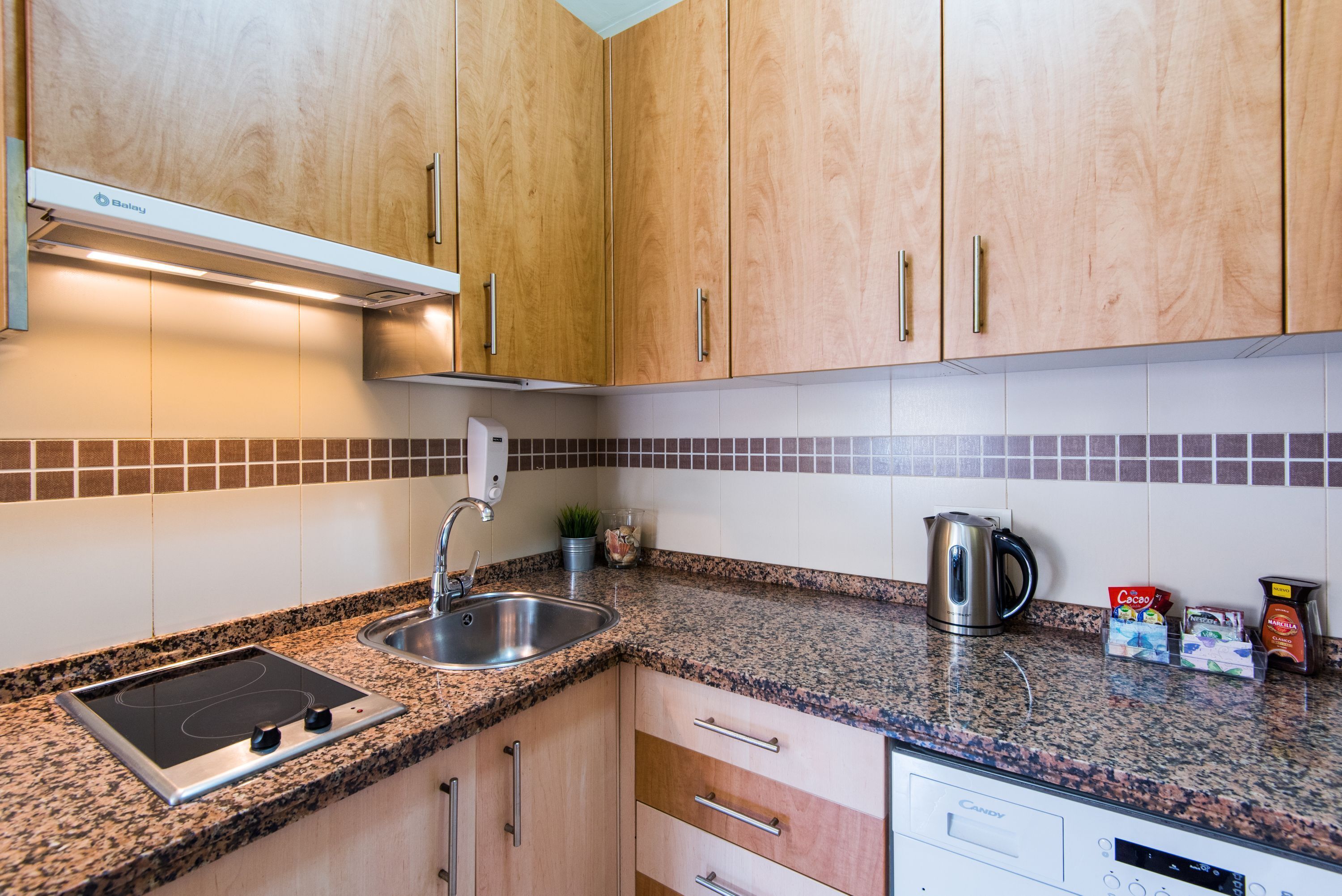 Een koelkast, een microgolfoven, een kookplaat