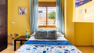 1 slaapkamer, een strijkplank/strijkijzer, gratis wifi, beddengoed