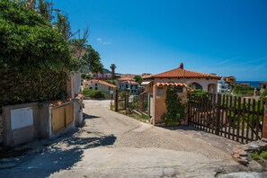 Property grounds - Holiday Home "Patrizia" with Air Conditioning, Balcony & Garden (valledoria)