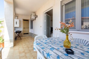 Outdoor dining - Holiday Home "Patrizia" with Air Conditioning, Balcony & Garden (valledoria)