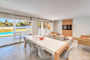 Dining - Luxurious Holiday Home "Gemelos" with Sea View, Pool and Air Conditioning (Alcúdia)