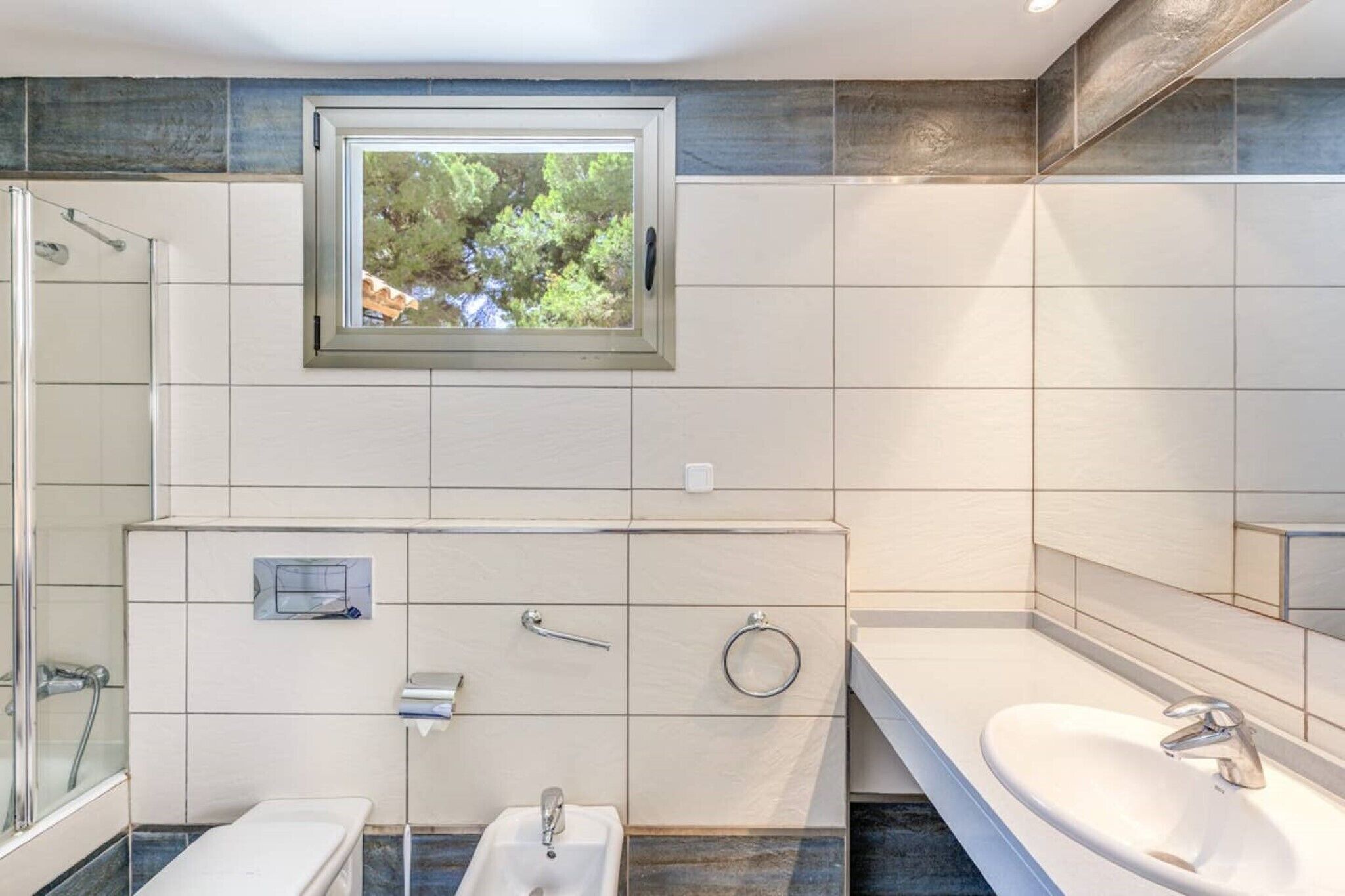 Badewanne, Haartrockner, Handtücher