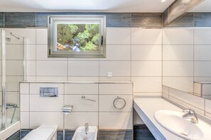 Bañera, secador de pelo, toallas