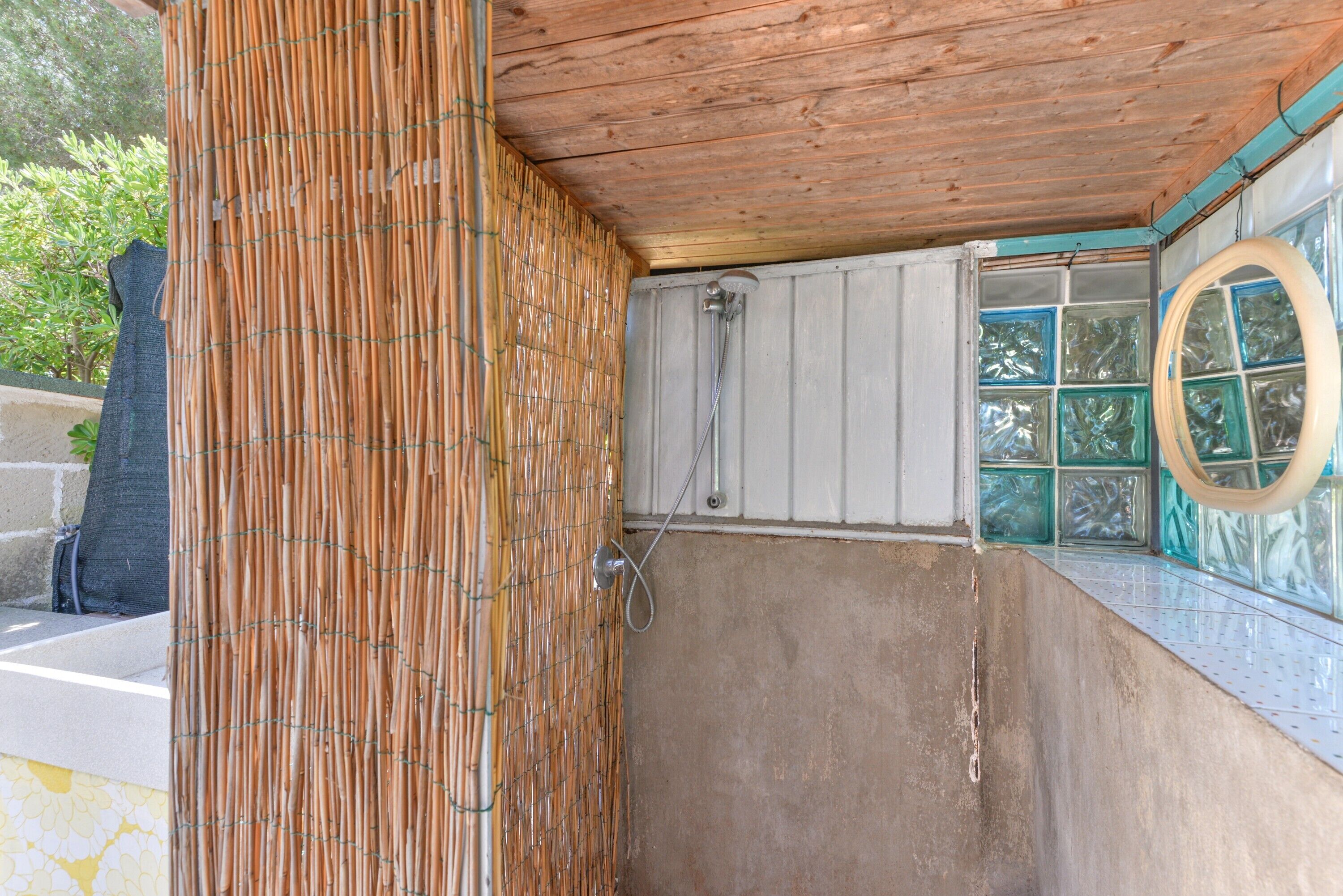 Douche, sèche-cheveux, serviettes fournies