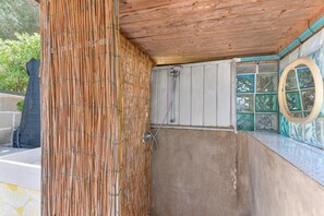 Shower, hair dryer, towels - Modern apartment with garden, air conditioning and Wi-Fi (LACONA - CAPOLIVERI (LIVORNO))