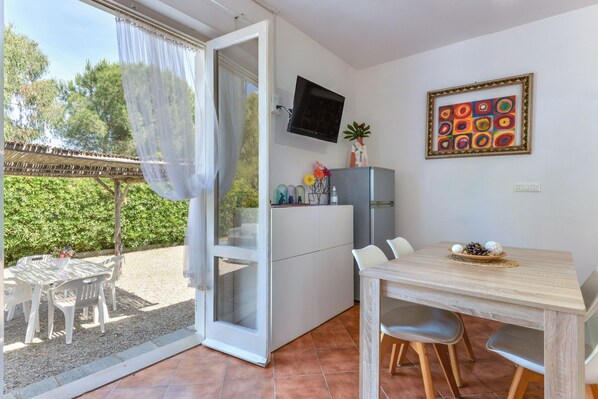 Outdoor dining - Modern apartment with garden, air conditioning and Wi-Fi (LACONA - CAPOLIVERI (LIVORNO))
