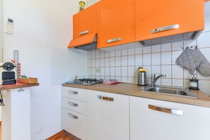 Kühlschrank, Mikrowelle, Herdplatte, Geschirrspüler