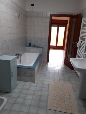 Douche, douche à « effet pluie », bidet, serviettes fournies