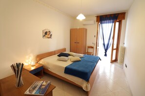 3 habitaciones, tabla de planchar con plancha, wifi y ropa de cama 