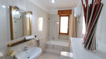 Badewanne, Haartrockner, HandtĂŒcher