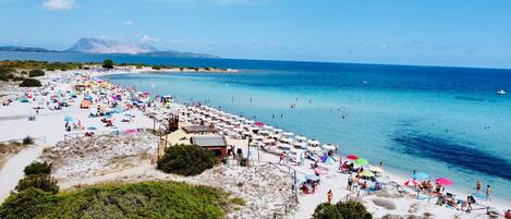 Una spiaggia nelle vicinanze