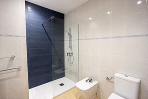 Badewanne, Haartrockner, Handtücher