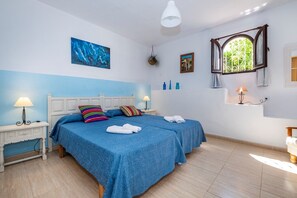 3 slaapkamers, een strijkplank/strijkijzer, gratis wifi, beddengoed