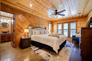 Escritorio, tabla de planchar con plancha, wifi y ropa de cama 