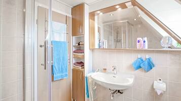 Een douche, een haardroger, handdoeken
