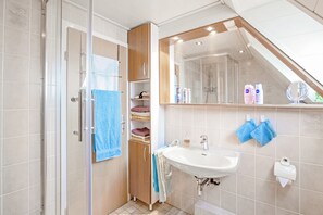 Douche, séchoir à cheveux, serviettes fournies