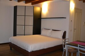 2 bedrooms, iron/ironing board, travel cot, free WiFi
